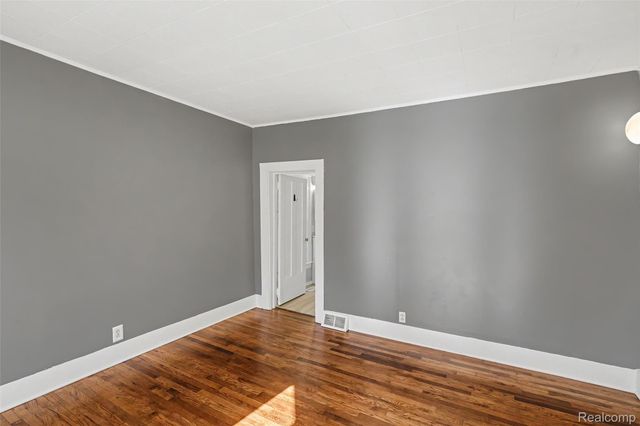 512 S Broad Street, Holly Village, MI 48442