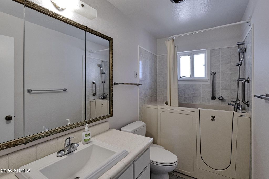 Image 7 of property listing at 6218 E DODGE Street, Mesa, AZ 85205