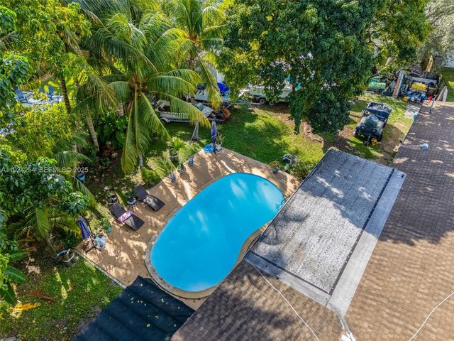 8200 SW 164th St, Palmetto Bay, FL 33157