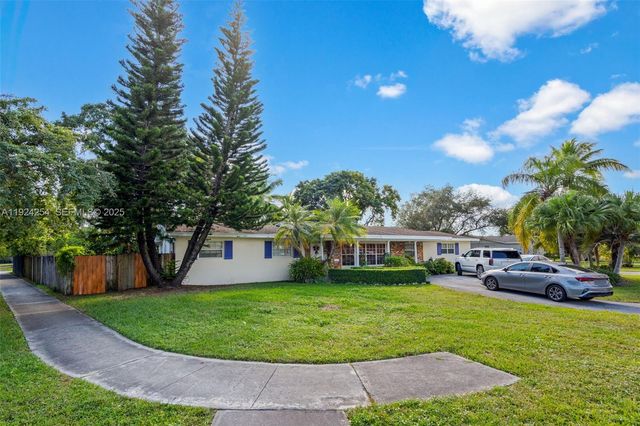 8200 SW 164th St, Palmetto Bay, FL 33157