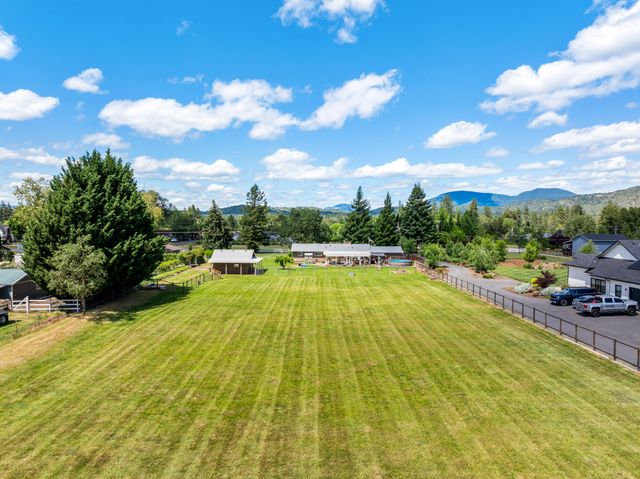 2821 S River Road, Grants Pass, OR 97527