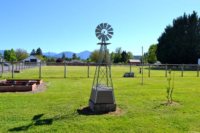 2821 S River Road, Grants Pass, OR 97527