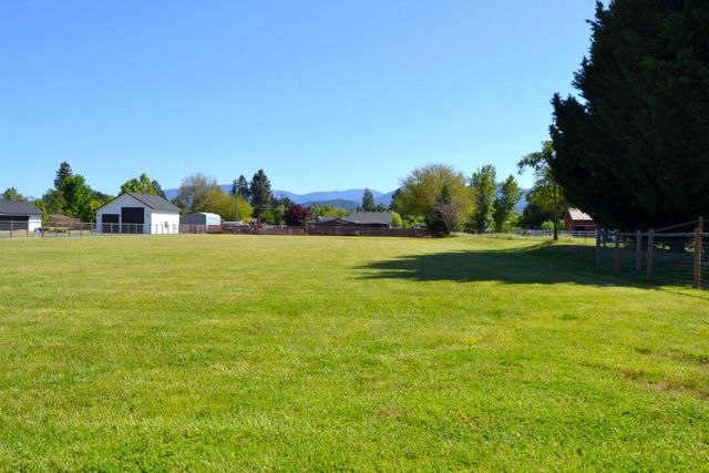 2821 S River Road, Grants Pass, OR 97527