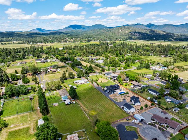 2821 S River Road, Grants Pass, OR 97527
