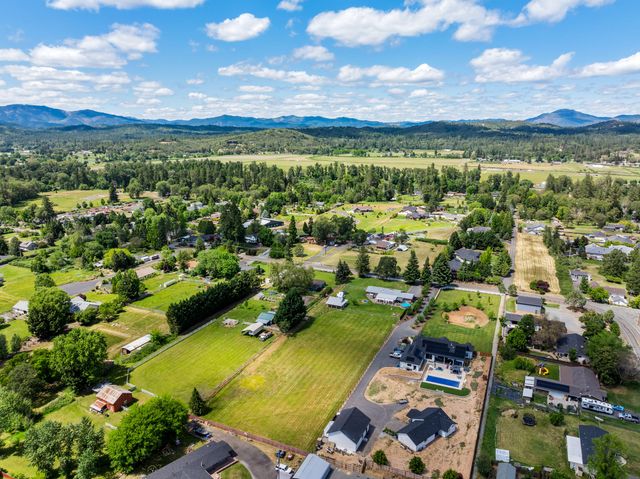 2821 S River Road, Grants Pass, OR 97527