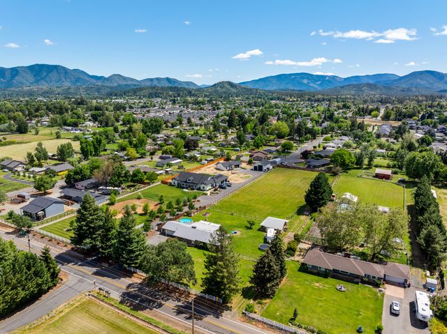 2821 S River Road, Grants Pass, OR 97527