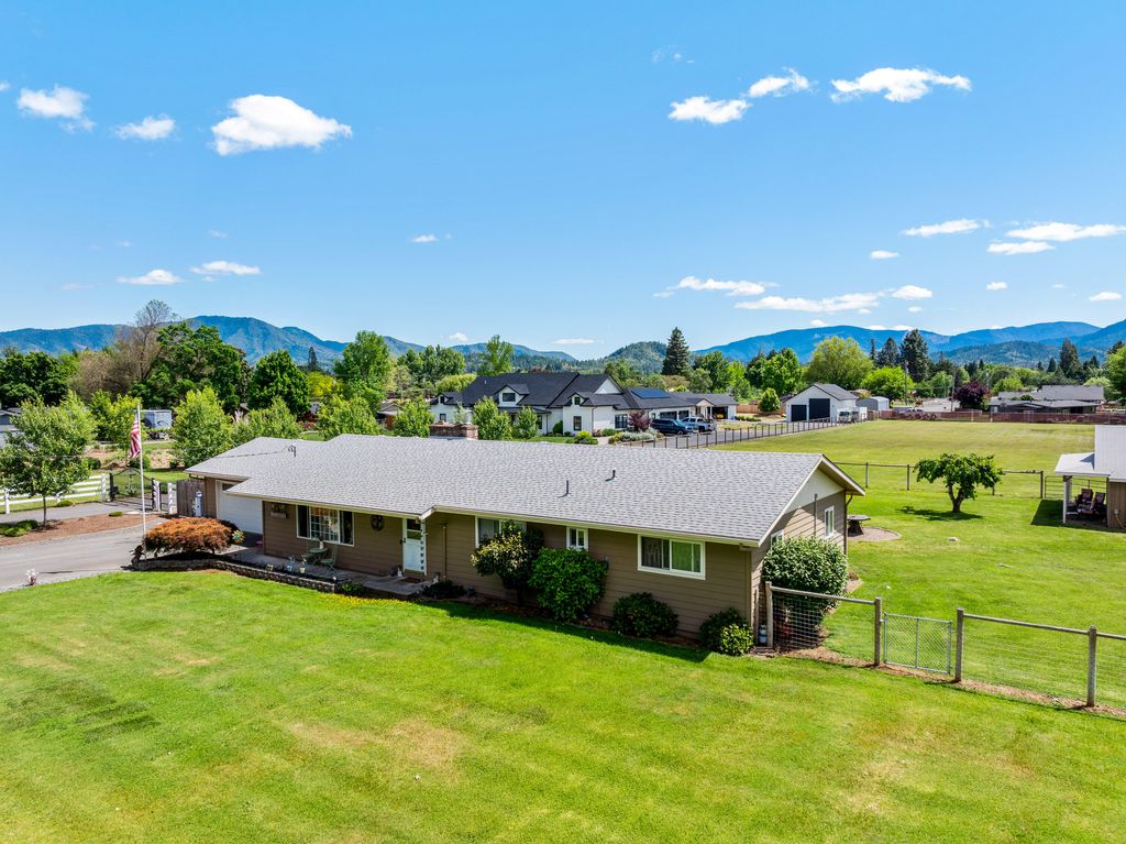 2821 S River Road, Grants Pass, OR 97527