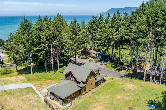 758 Beach Road, Shelter Cove, CA 95589