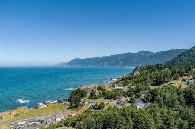 758 Beach Road, Shelter Cove, CA 95589