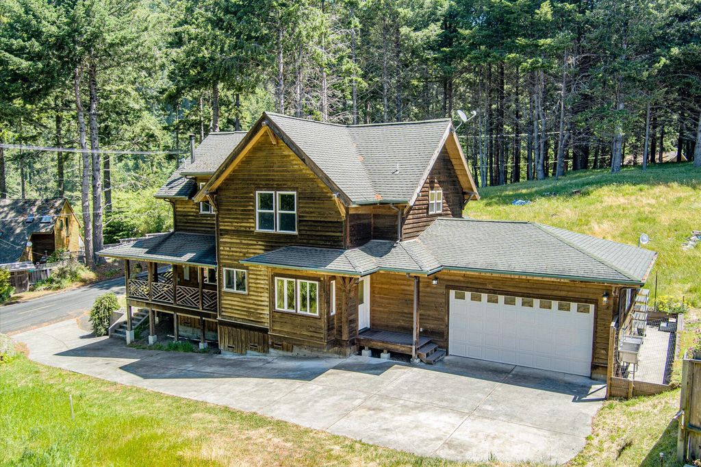 758 Beach Road, Shelter Cove, CA 95589