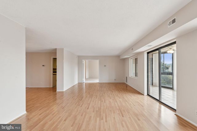 8340 GREENSBORO DR #401, Mclean, VA 22102