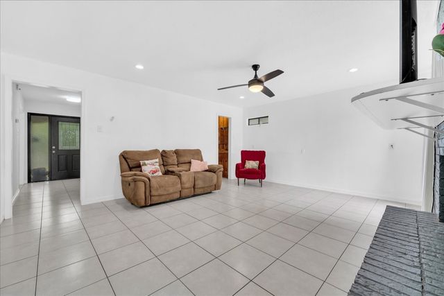392 Creekwood Drive, Lancaster, TX 75146