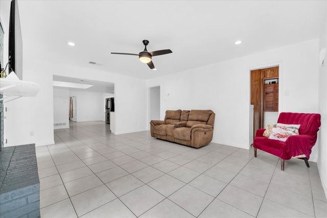 392 Creekwood Drive, Lancaster, TX 75146