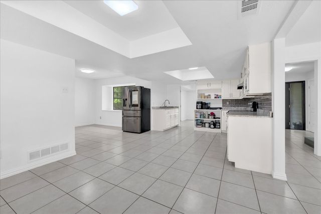 392 Creekwood Drive, Lancaster, TX 75146