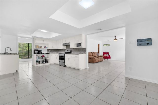 392 Creekwood Drive, Lancaster, TX 75146