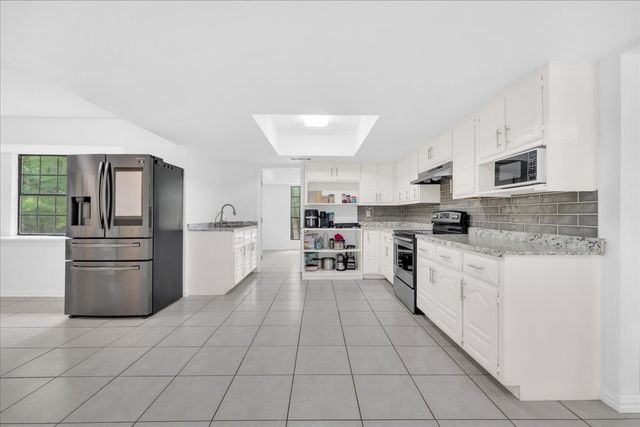 392 Creekwood Drive, Lancaster, TX 75146