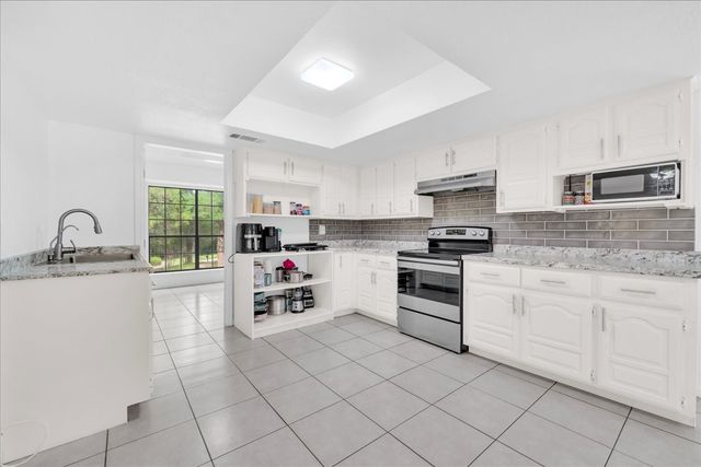 392 Creekwood Drive, Lancaster, TX 75146