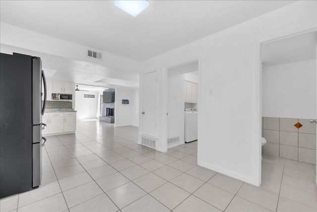 392 Creekwood Drive, Lancaster, TX 75146