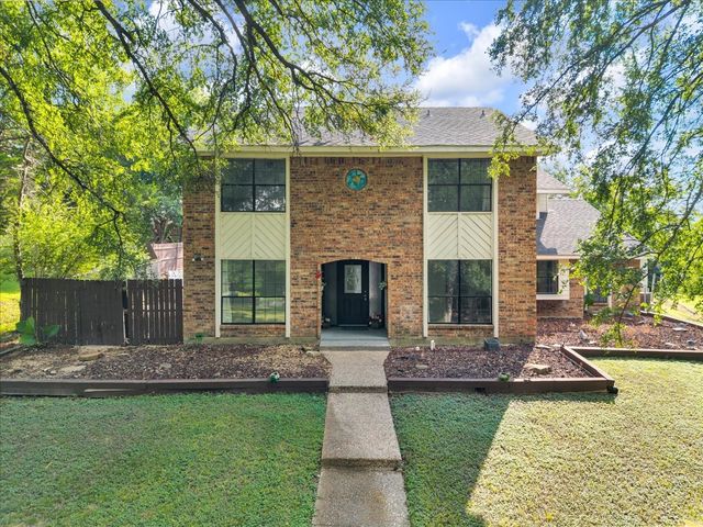 392 Creekwood Drive, Lancaster, TX 75146