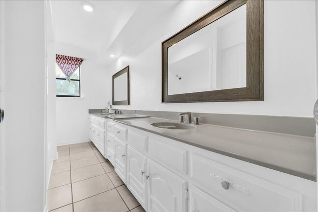 392 Creekwood Drive, Lancaster, TX 75146