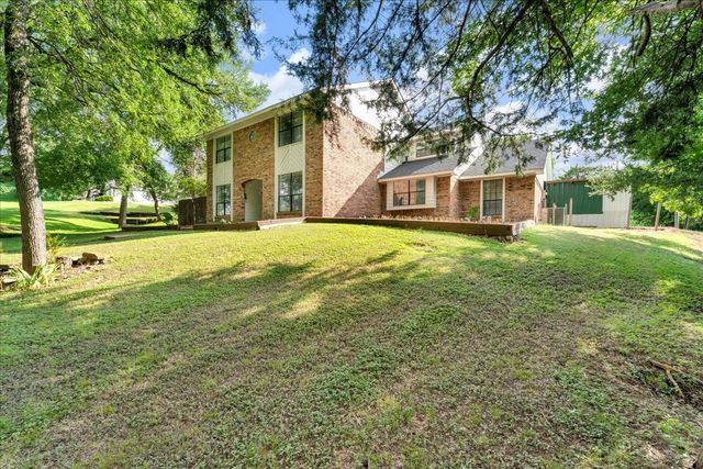 392 Creekwood Drive, Lancaster, TX 75146
