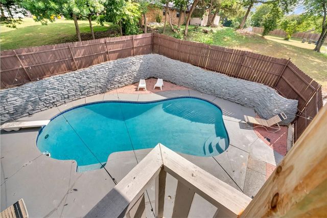 392 Creekwood Drive, Lancaster, TX 75146