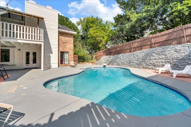 392 Creekwood Drive, Lancaster, TX 75146