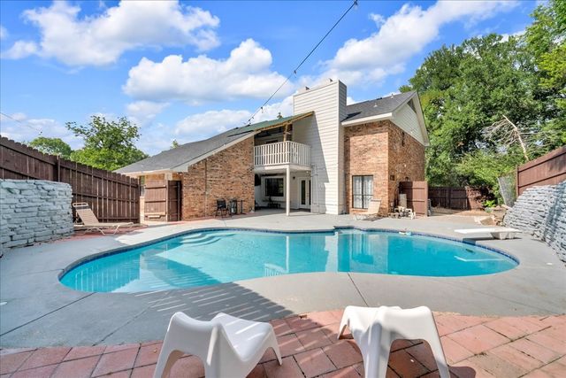 392 Creekwood Drive, Lancaster, TX 75146