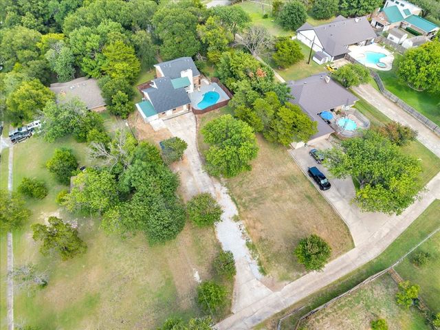 392 Creekwood Drive, Lancaster, TX 75146