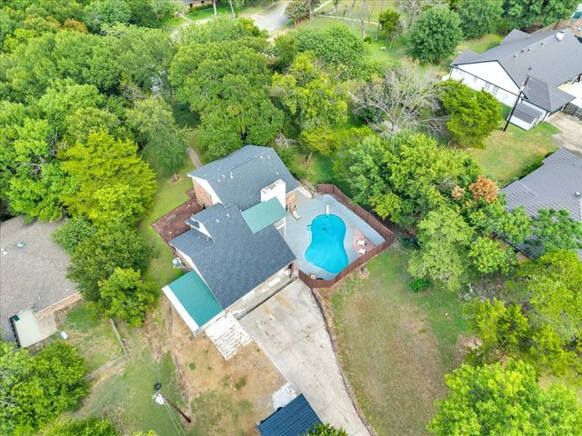392 Creekwood Drive, Lancaster, TX 75146