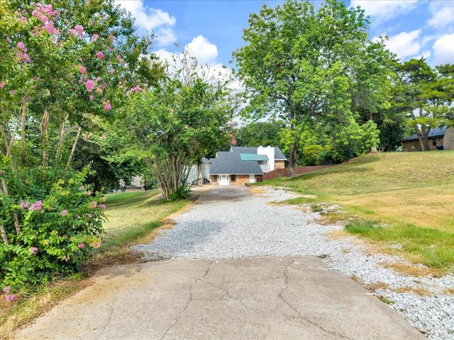 392 Creekwood Drive, Lancaster, TX 75146