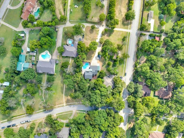 392 Creekwood Drive, Lancaster, TX 75146