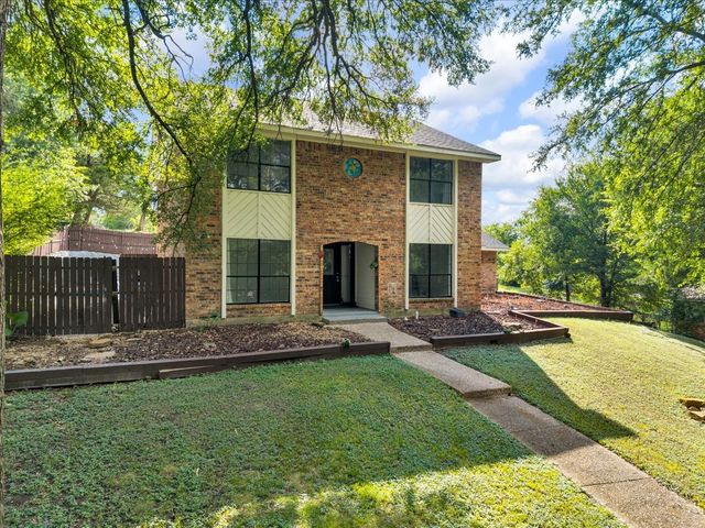392 Creekwood Drive, Lancaster, TX 75146