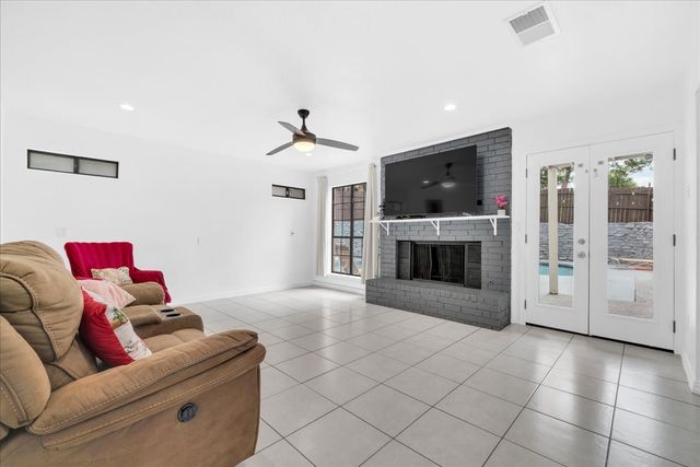 392 Creekwood Drive, Lancaster, TX 75146
