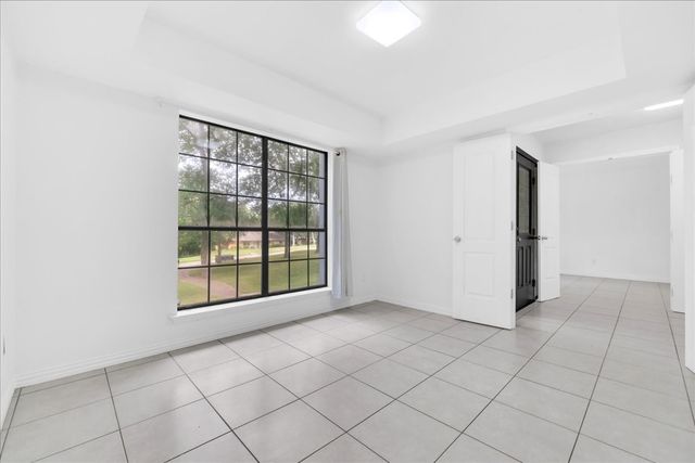 392 Creekwood Drive, Lancaster, TX 75146