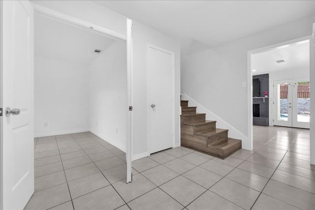 392 Creekwood Drive, Lancaster, TX 75146