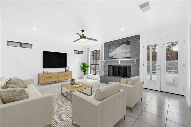 392 Creekwood Drive, Lancaster, TX 75146