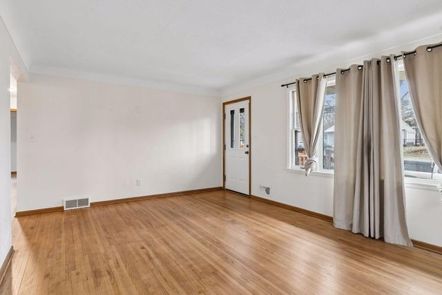 2637 5th Avenue E, North Saint Paul, MN 55109