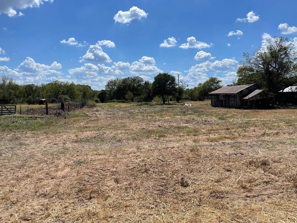 000 Young RD, Smithville, TX 78957