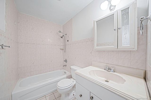 9 Carson Lane, Medford, NY 11763