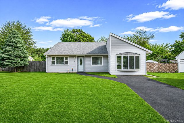 9 Carson Lane, Medford, NY 11763