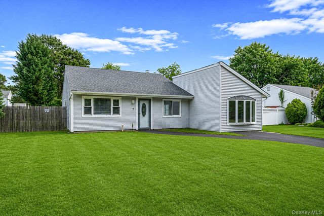 9 Carson Lane, Medford, NY 11763