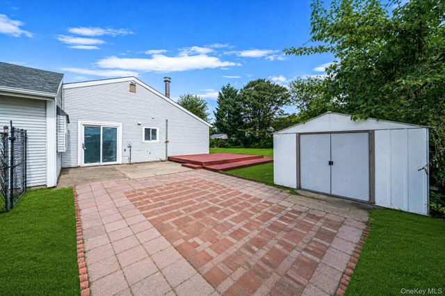 9 Carson Lane, Medford, NY 11763