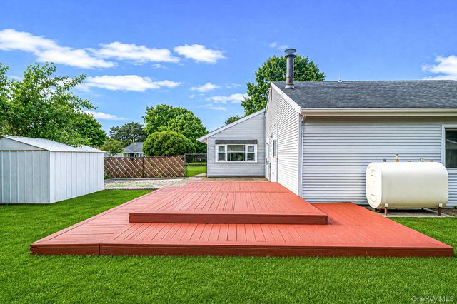 9 Carson Lane, Medford, NY 11763
