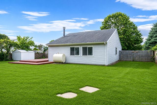 9 Carson Lane, Medford, NY 11763
