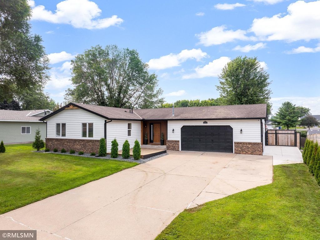 2556 Onyx Drive, Shakopee, MN 55379