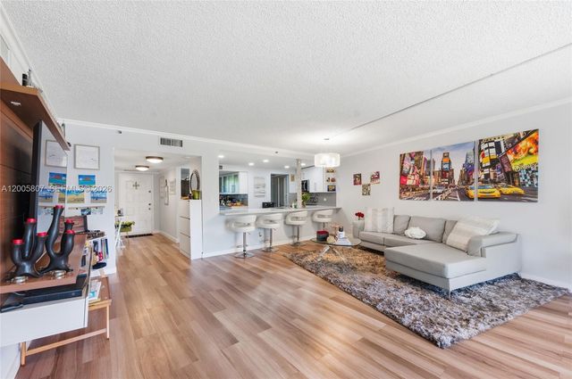 625 Oaks Drive 304, Pompano Beach, FL 33069