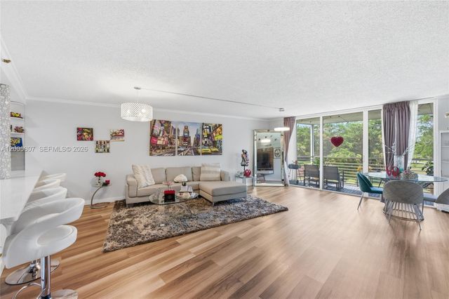 625 Oaks Drive 304, Pompano Beach, FL 33069