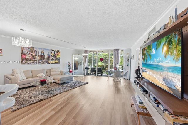 625 Oaks Drive 304, Pompano Beach, FL 33069