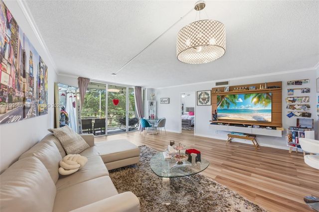 625 Oaks Drive 304, Pompano Beach, FL 33069